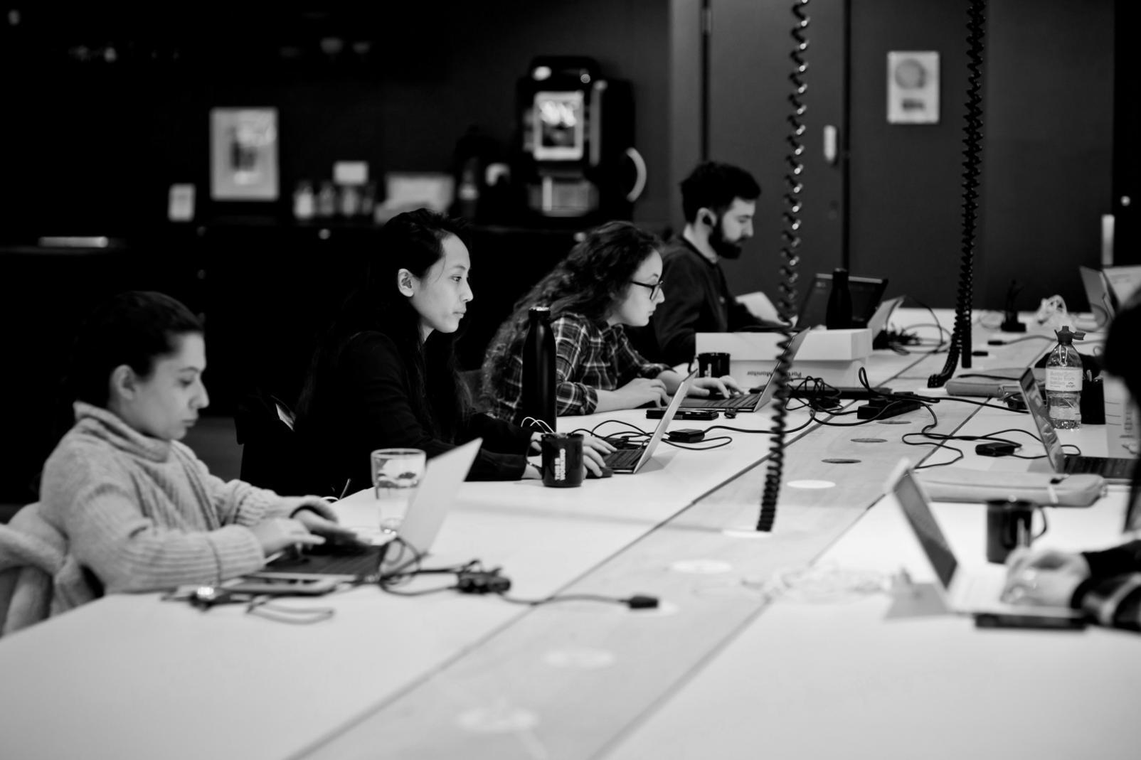 Analista financiero trabajando con modelos de valoración en pantalla