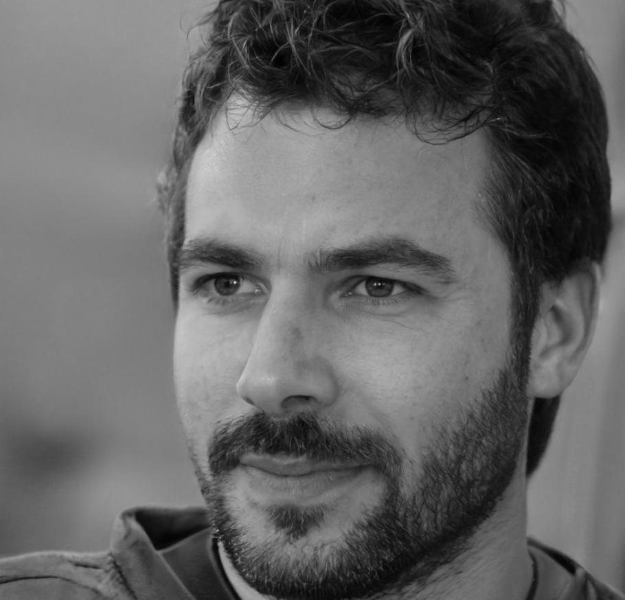 Retrato profesional de Mikel Aguirre, instructor de análisis de riesgo financiero