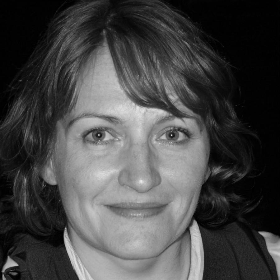 Retrato de la instructora experta en análisis financiero